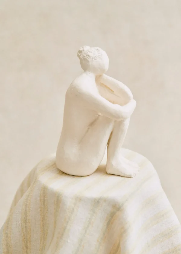 Sculpture Guénolée Courcoux - Femme Dans Ses Pensées Petit Modèle