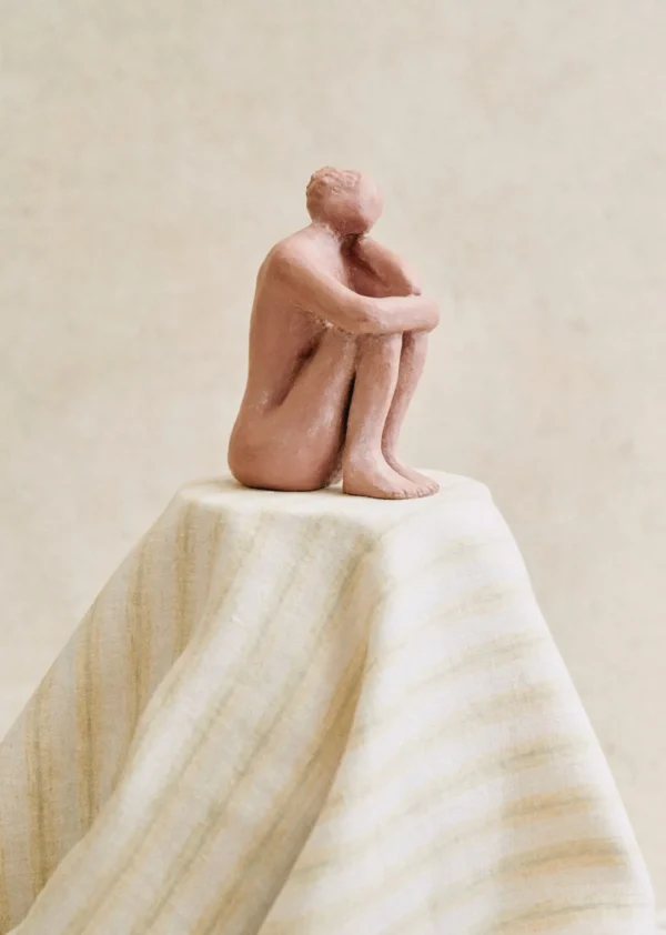 Sculpture Guénolée Courcoux - Femme Dans Ses Pensées Petit Modèle